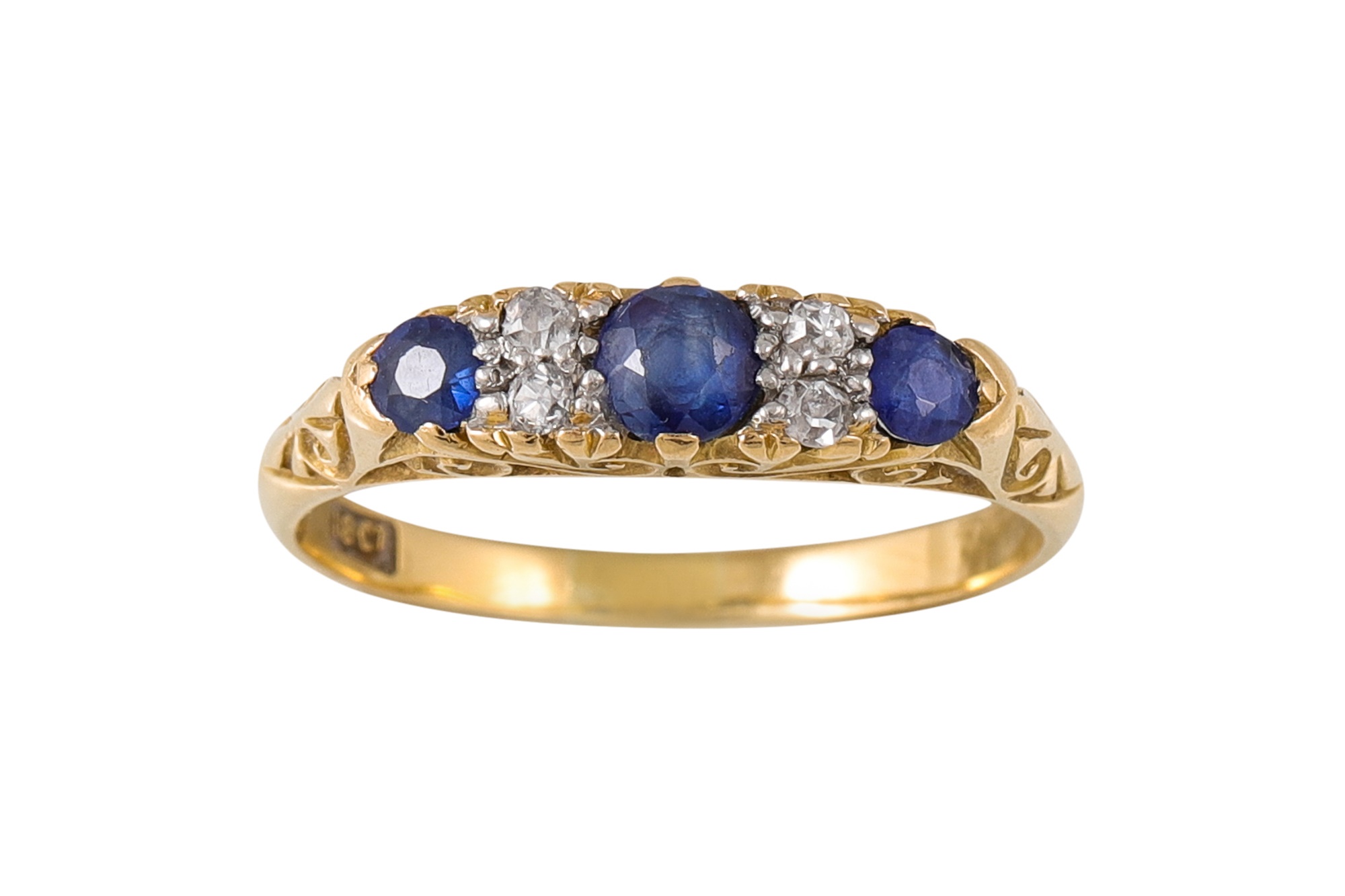 AN ANTIQUE DIAMOND AND SAPPHIRE RING